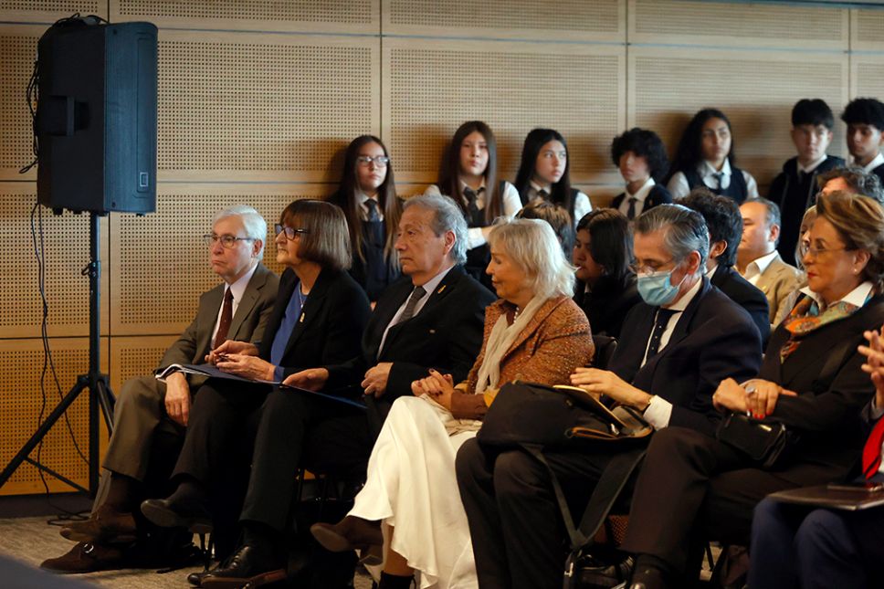 Autoridades, académicas y académicos, estudiantes de la universidad y de otros establecimientos escolares fueron parte de este encuentro conmemorativo.